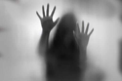 Sagoma di donna imprigionata