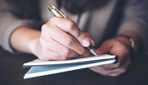 Uomo che scrive su un taccuino