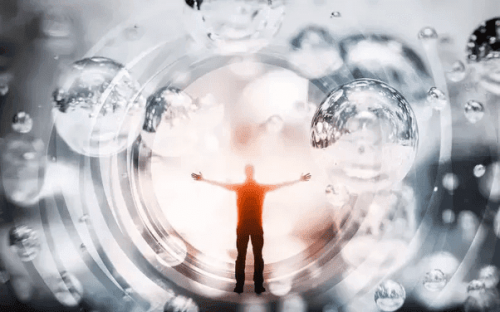 Uomo in un tunnel con gocce