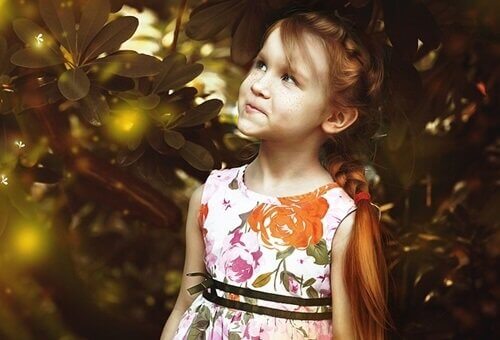 Bambina tra gli alberi