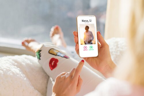 Donna distesa guarda profilo di uomo