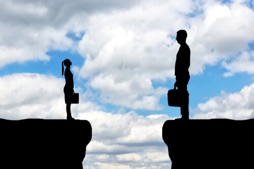 Donna piccola e uomo grande, simbolo della discriminazione della leadership femminile