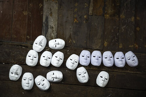 Maschere bianche simbolo dell'interazionismo simbolico