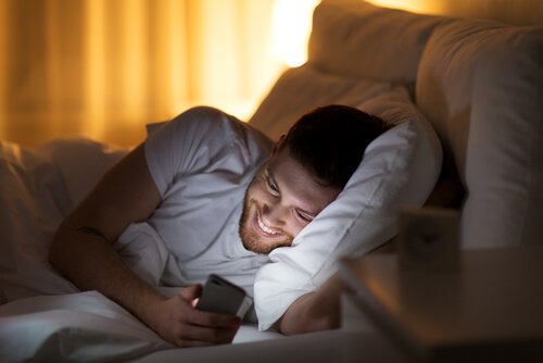 Ragazzo gioca con sesso e tecnologia di notte a letto
