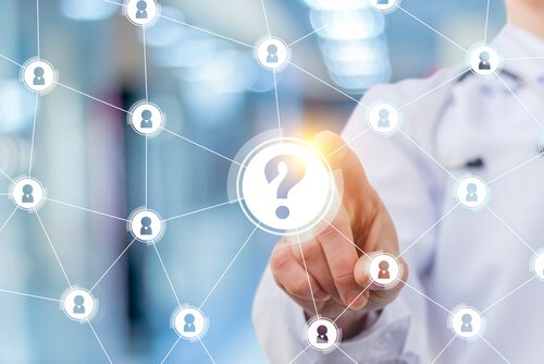 Scienziato tocca interrogativo