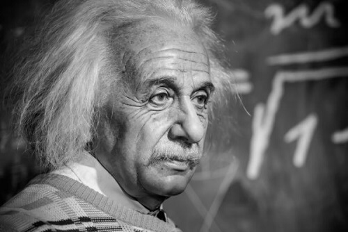 Albert Einstein spiega davanti alla lavagna
