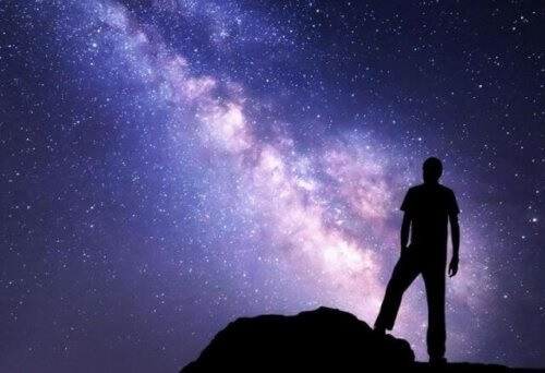 Uomo osserva spazio di notte
