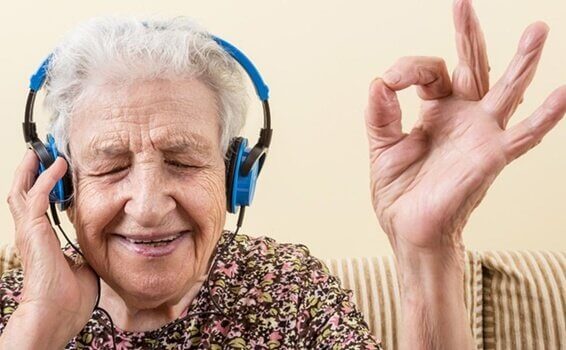 Anziana che ascolta la musica