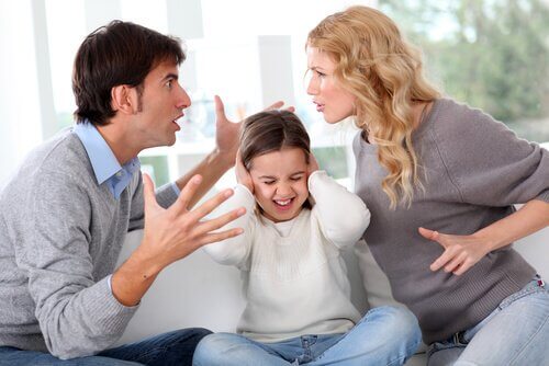 Bambina tra genitori che litigano