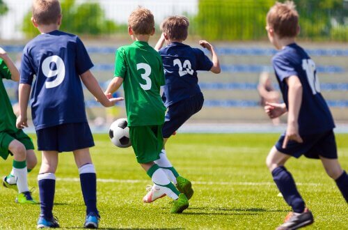 Bambini che giocano a calcio