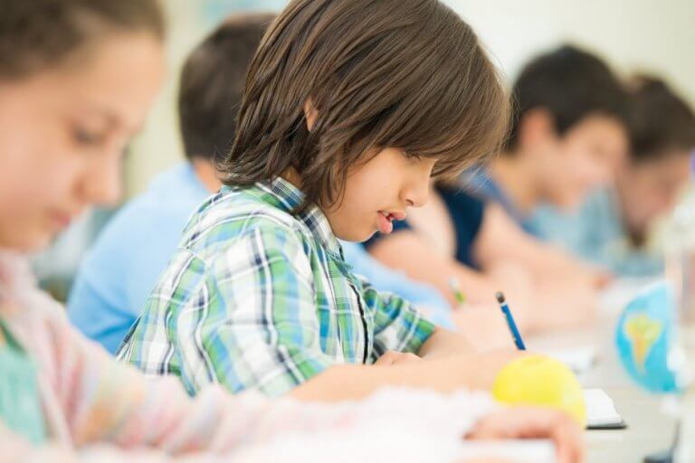 Bambini seduti a scuola