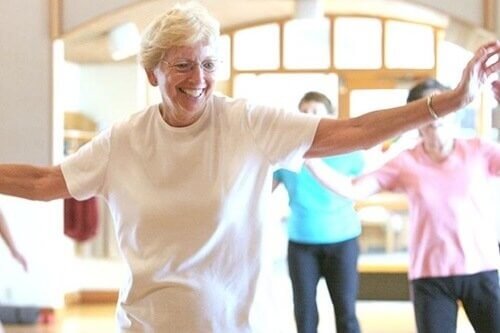 Donna anziana che balla