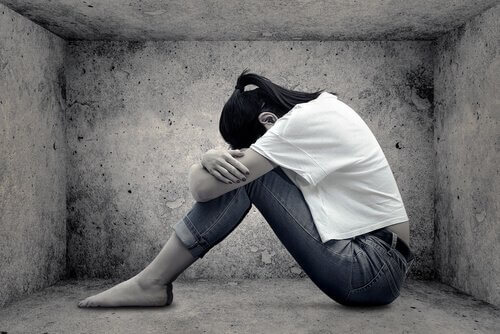 Ragazza accovacciata