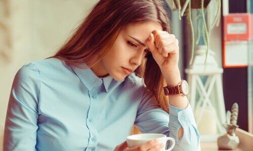 Ragazza che si cruccia