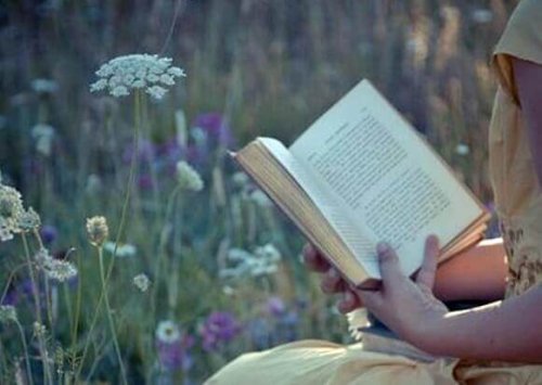 Ragazza che legge un libro per trovare l'ispirazione