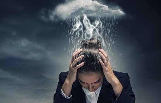 Tempesta su testa di donna pensiero catastrofico
