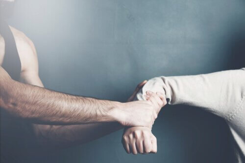 Uomo che strattona una donna