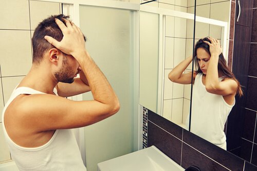 Uomo con disforia di genere si specchia e vede una donna