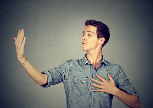 Uomo in atteggiamento narcisista