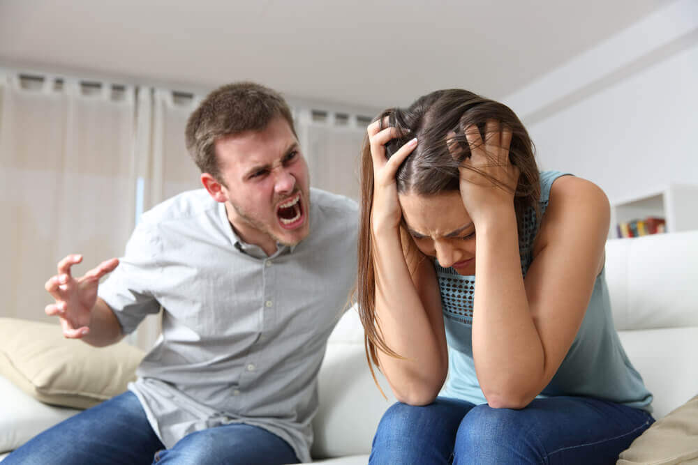 violenza nelle coppie giovani rappresentato da ragazzo che grida alla partner