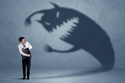Uomo spaventato dall'ombra di un mostro