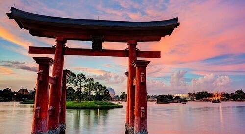 Un arco giapponese nell'acqua simboleggia l'origine della morte