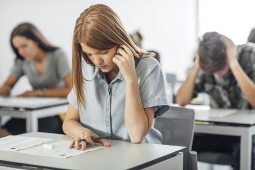 Alunni che svolgono una prova