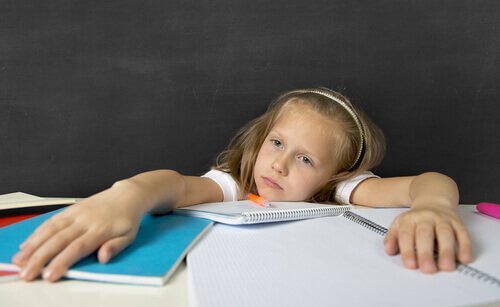 Bambina stressata dai compiti a casa