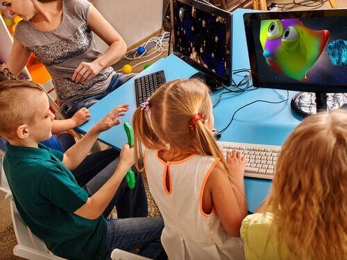 Bambini giocano al pc