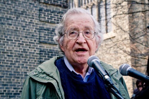 Noam Chomsky: biografia di una mente brillante