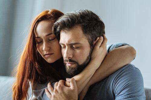 Coppia abbracciato con occhi chiusi