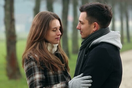 Coppia abbracciata in un viale per migliorare la comunicazione di coppia