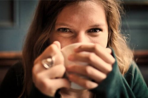 Donna che beve una bevanda calda