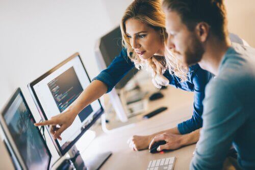 Donna e uomo lavorano davanti al computer