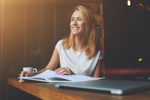 Donna felice al lavoro