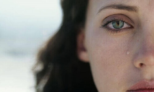 Donna con una lacrima sul viso