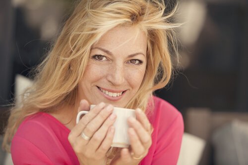 Donna di mezza età che beve un caffè