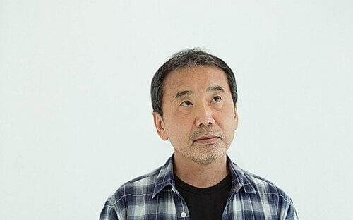 Haruki Murakami con camicia