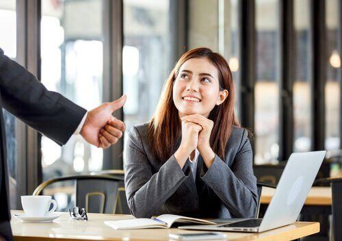 Impiegata riceve l'ok dal superiore