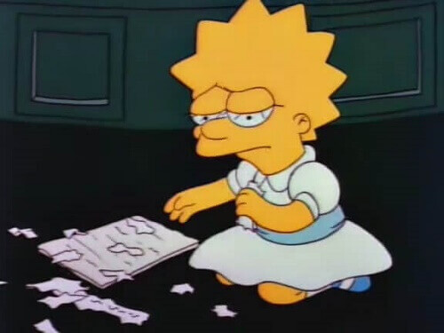 Lisa Simpson triste e inginocchiata a terra