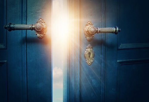 Luce filtra attraverso una porta semiaperta