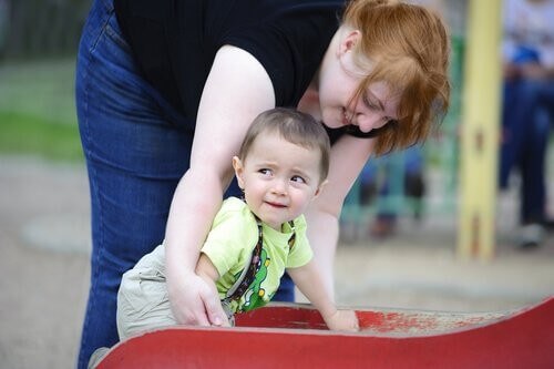 Madre e figlio al parco giochi