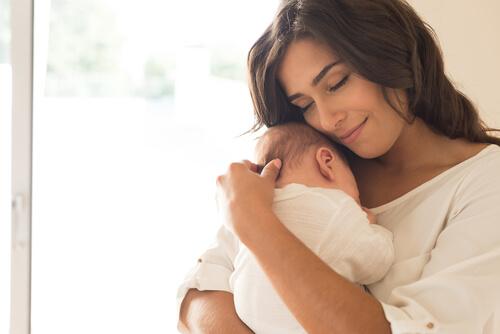 Mamma che abbraccia il figlio