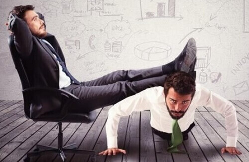 Manager appoggia i piedi su un dipendente