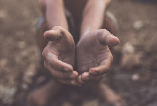 Mani unite per ricevere qualcosa