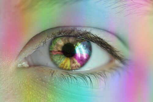 Occhio aperto con colori dell'arcobaleno