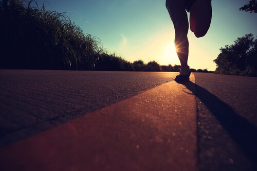 Persona si allena per correre una maratona