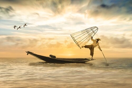Uomo giapponese che pesca