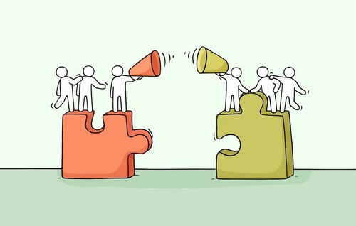 Pregiudizio intergruppi rappresentato da omini su due tasselli d un puzzle