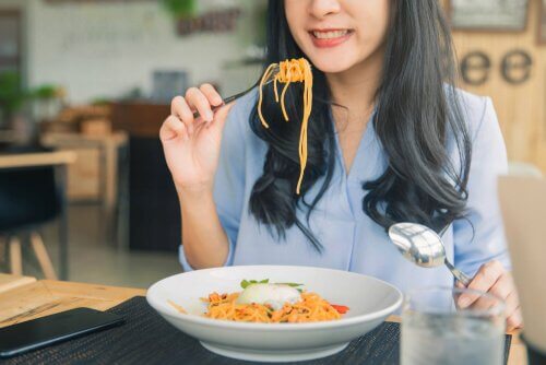 Ragazza mangia gli spaghetti